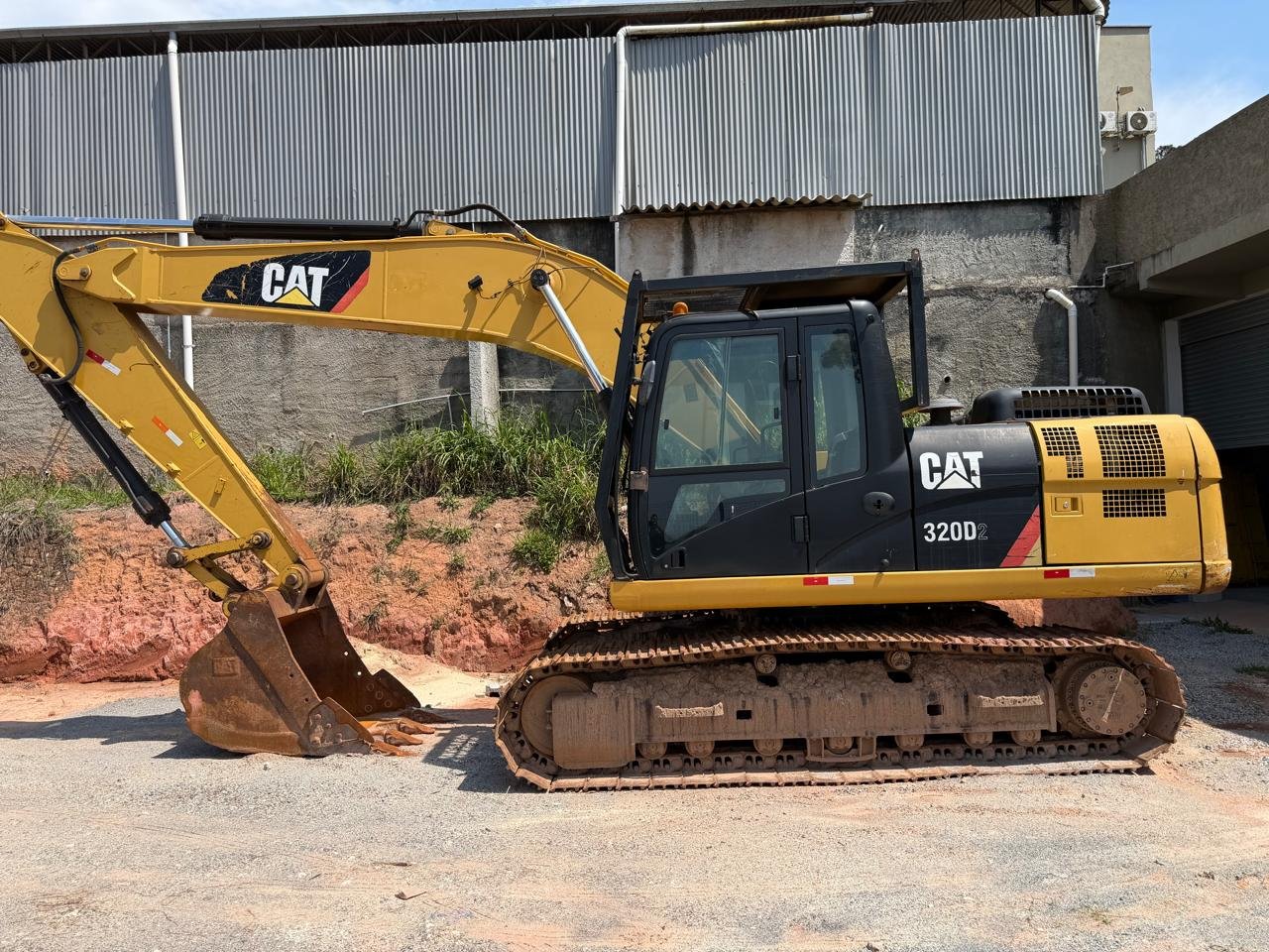 Escavadeira Hidráulica CAT 320D2 - Imagem 2